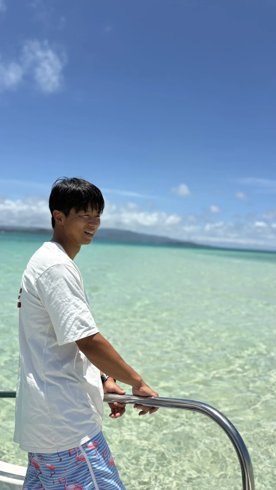 石垣島の海に立つ船長
