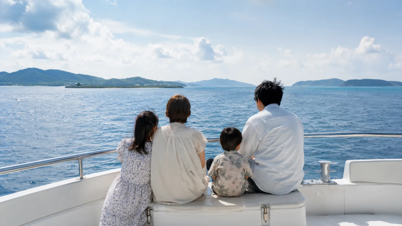 石垣島の海を家族で見つめる貸切散骨の様子