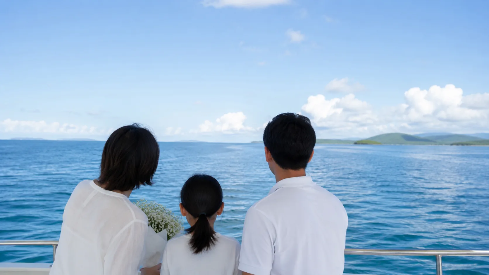 家族で海を見つめる様子